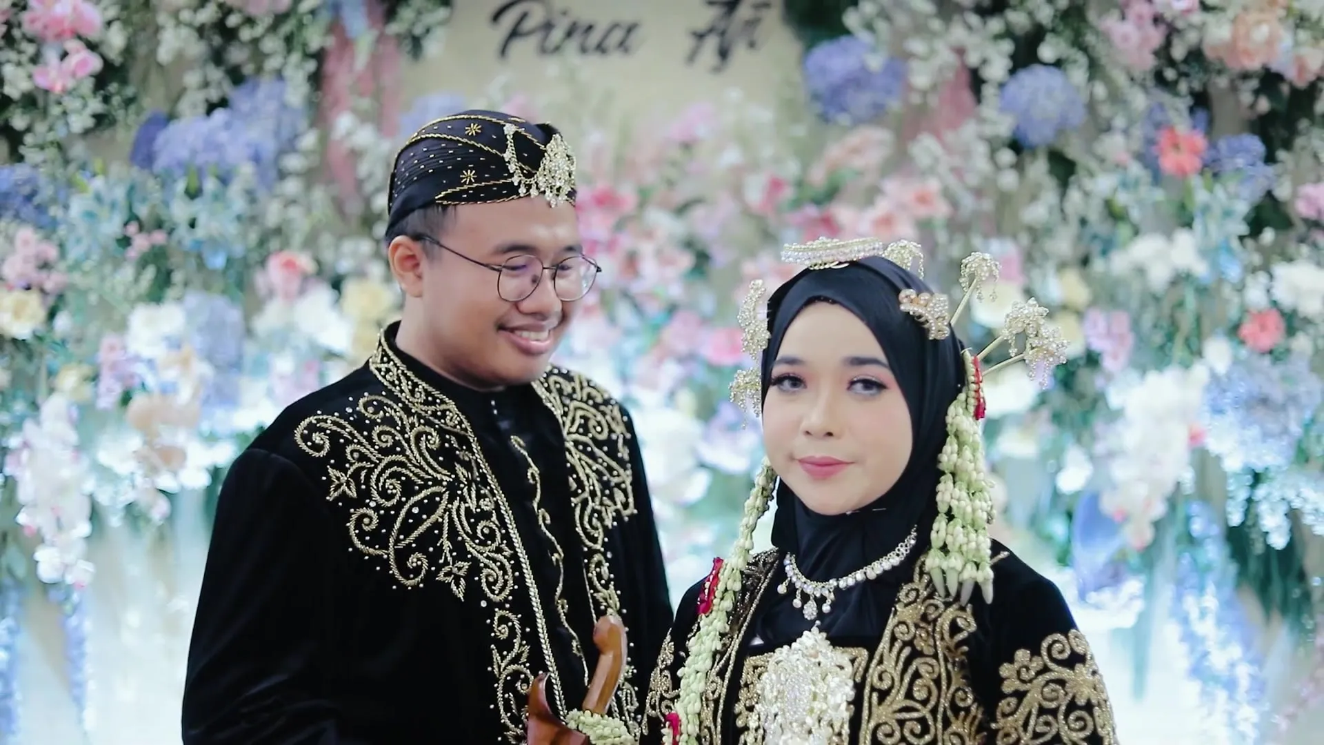 Pengantin dengan busana adat Sunda beludru hitam bersulam emas