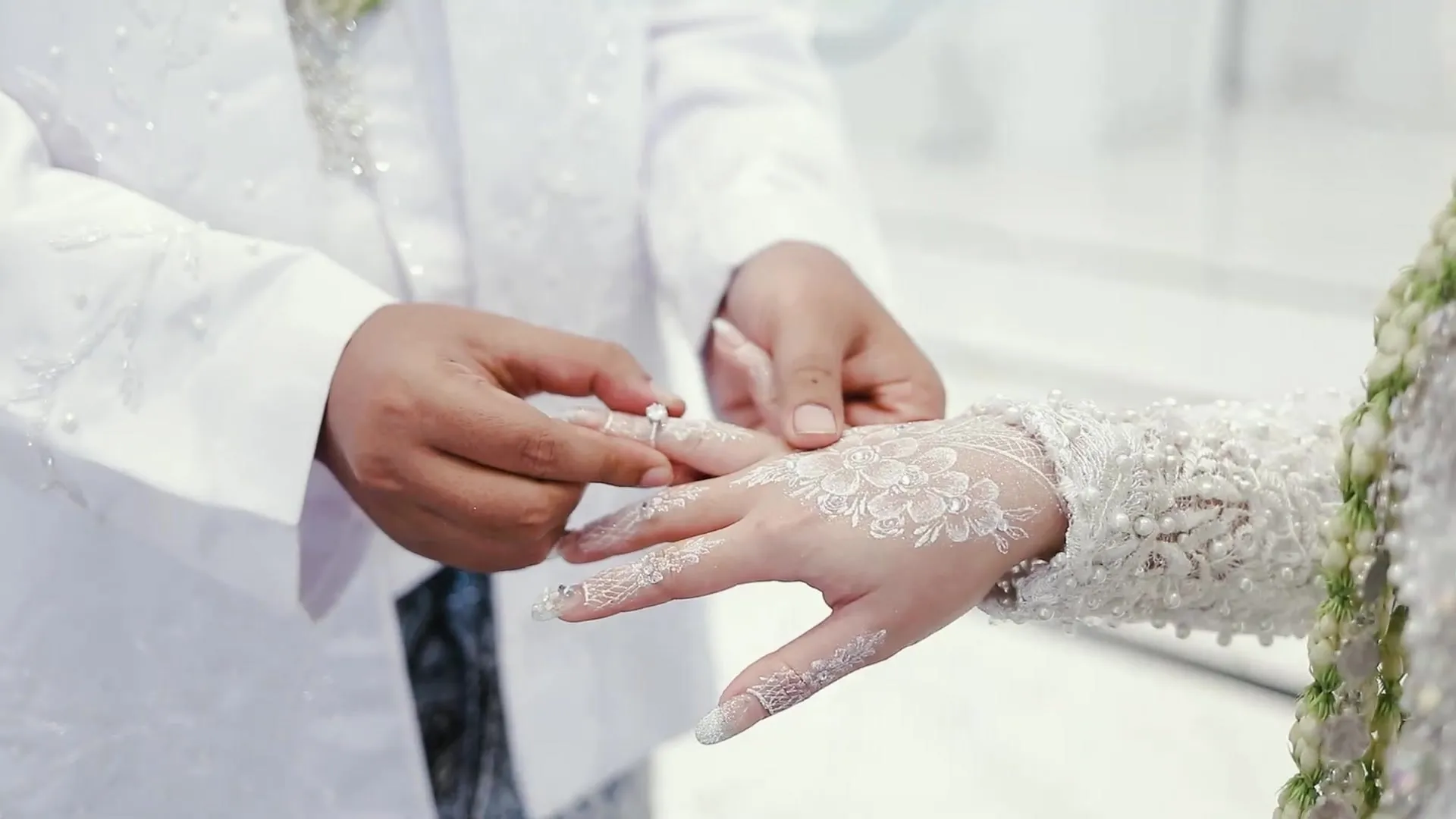 Pengantin laki-laki memasangkan cincin