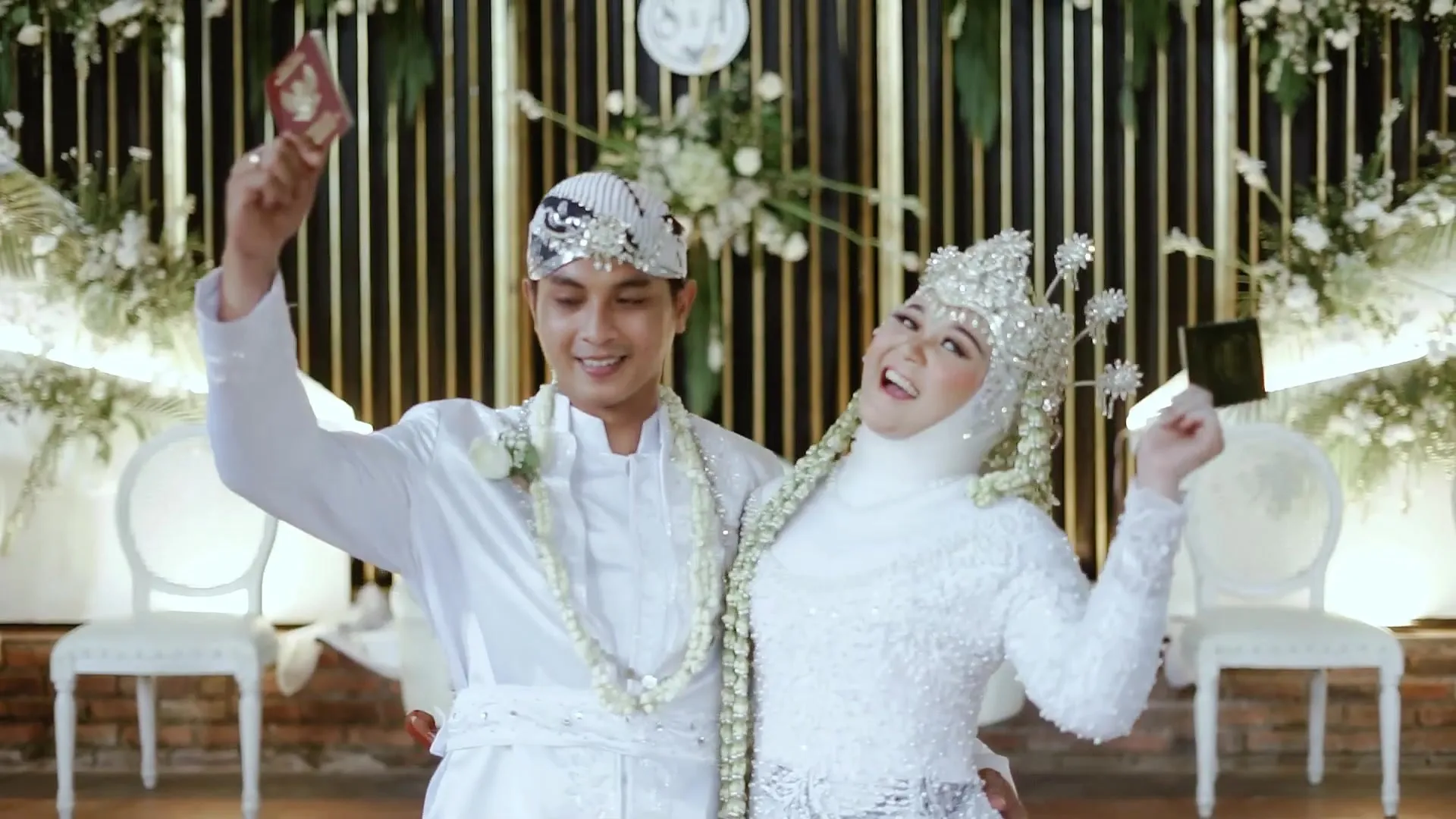 Pengantin bersorak gembira di pelaminan